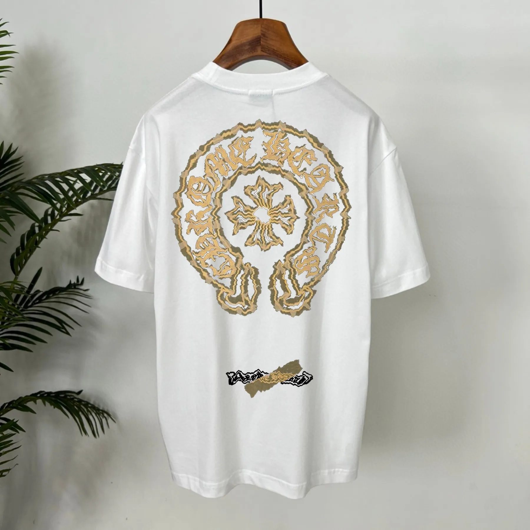 🅿️190 Croix Heart 🔥Pang Ge’s Gospel, the maximum xxl can wear 210 pounds 🐮Higher version 🆕 Top round neck casual short sleeves 👍Advanced customization and versatile style. Anyone can easily control it. The fabric is fully customized. The latest logo design of the luxury classic brand on the chest is very classy. 👍A must buy for those who know the goods! The tailoring is slim-fitting, very refined, shows off aura, and highlights the sophistication of business men. This is unique, it fits just right, and the upper body effect is great! Size: s-xxl